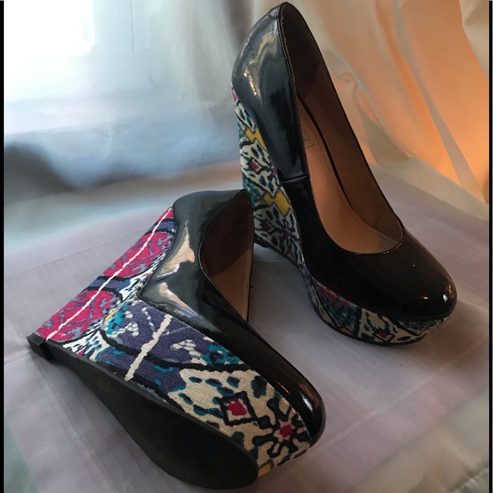 Steve Madden Black wedges w/ multicolor design.